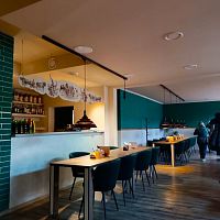 pohled na bar a stoly v restauraci