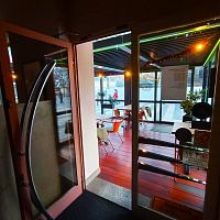 tudy se přichází dovnitř i vychází ven