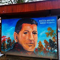 Bedřich Nikodém na průčelí autobusové zastávky