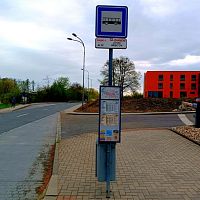 Zde vystoupíme a dáme se cestou vpravo