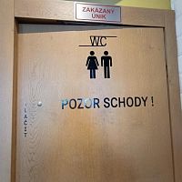 Vtipný nápis nad WC