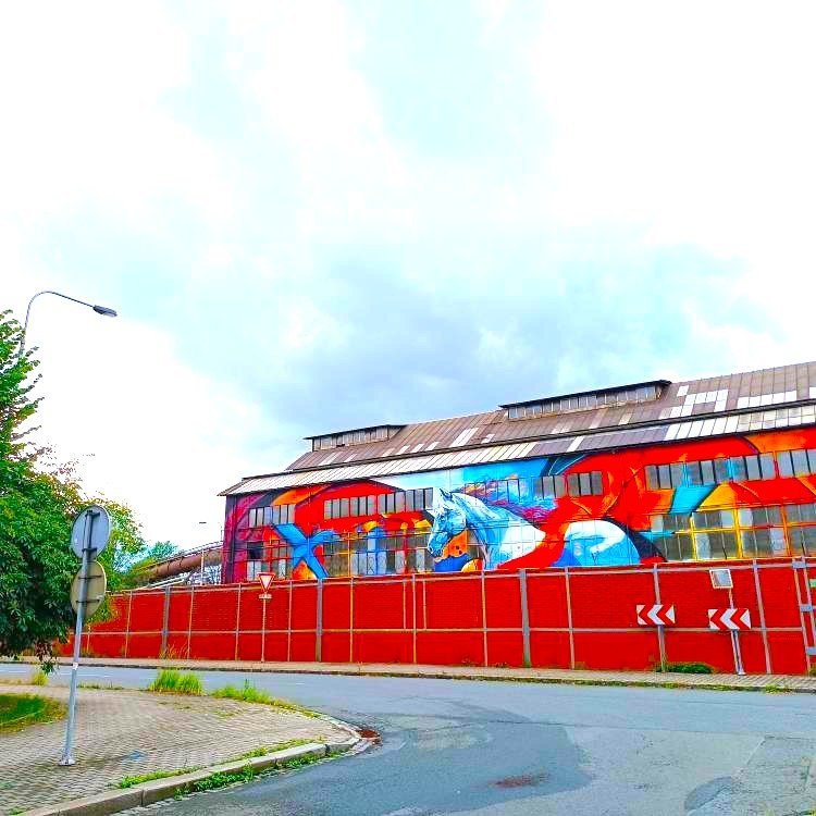 Mural Bílý kůň na průmyslové hale v Ostravě-Vítkovicích