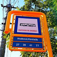 Zastávka je na znamení, takže včas zmáčkněte zelené tlačítko, ať ji nepřejedete