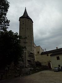 Před hradem Roštejn
