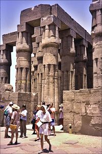 Nádvoří chrámu v Luxoru.
