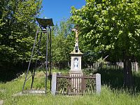 Pomník a zvonička ve vesnici Proloh