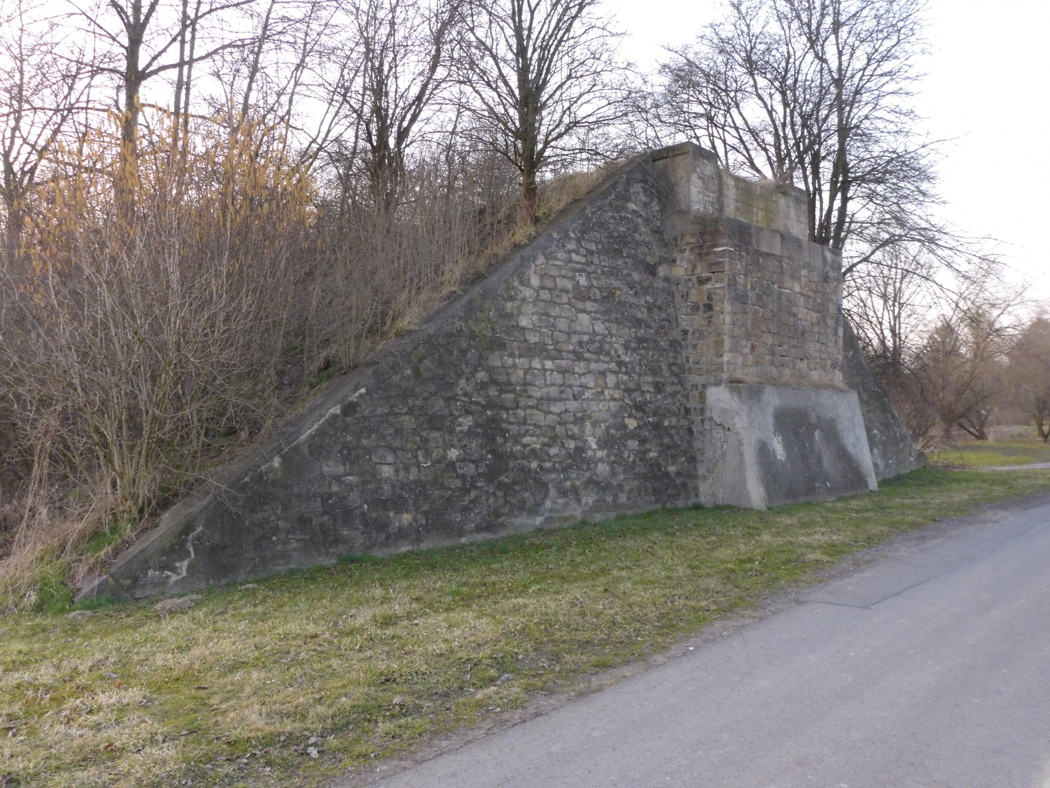 Zbytky železniční trati z Vítkovic do Svinova.