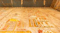 uvnitř zádušního chrámu královny Hatšepsut