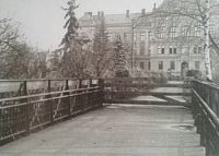 Zátaras na jižní straně mostu v roce 1938 - budova gymnázia v pozadí je již na území Německé říše