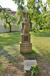 Socha Vzdor nad hrobem Josefa Němce v parku Pod Kotnovem