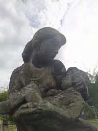 Socha matky s dítětem - symbol míru, Karolinka