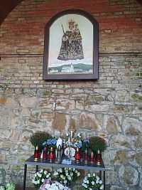 V původním kostelíku byla umístěna socha Panny Marie Štípské, tu dnes však připomíná pouze obraz v kapli.