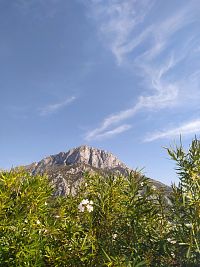 Chorvatsko, Gradac, u pomníku pohled na Biokovo