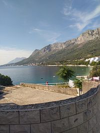 Chorvatsko, Gradac, obala Bašac, pohled k pláži