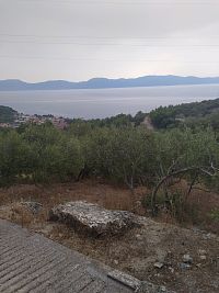 Chorvatsko, Gradac, cesta na hřbitov a kostel sv. Antonína