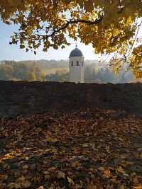 Sovinec - hrad v Moravskoslezském kraji, pohled na kostel sv. Augustina