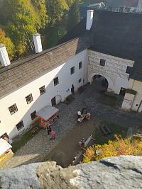 Sovinec - hrad v Moravskoslezském kraji, z hradem pohled dolů