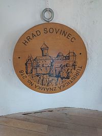 Sovinec - hrad v Moravskoslezském kraji, cesta na vyhlídku z věže, turistické známky