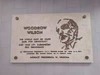 Pamětní deska W. Wilsona na Hlavním nádraží v Praze