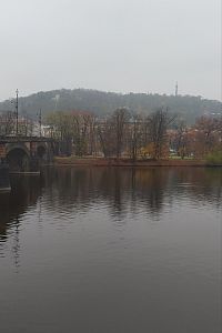 Most legií, pohled na Petřín přes Vltavu, Praha