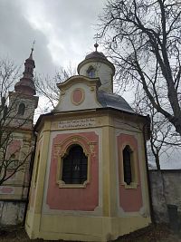 Klášterec nad Ohří - rokokový poutní kostel Panny Marie Utěšitelky, hřbitovní kaple