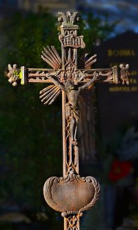 Ludvíkov. Hřbitov z roku 1869.Litinový kříž z ludvíkovských železáren