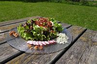 Letní salátek s plátky špeku připravovaný farmářkou Manuelou Wallnöfer, Hof am Schloss