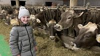Večerní krmení zvířat na farmě Wibmerhof je pro městské děti zážitek
