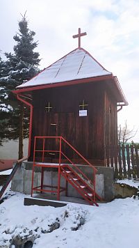 Dřevěná zvonice v osadě Kašová Lehotka
