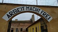 Arbeit Macht Frei (Práce osvobozuje) text typický pro nacistické koncentrační tábory