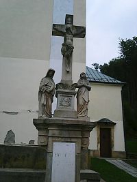 Kříž před kostelem