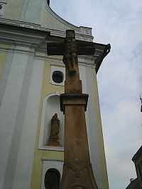 Kříž před kostelem svatého Václava