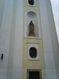Výklenková socha Ježíše Krista (čelní strana kostela svatého Václava)