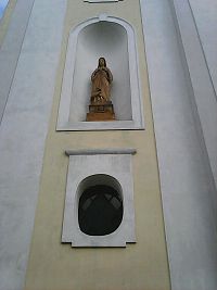 Výklenková socha Panny Marie (čelní strana kostela svatého Václava)