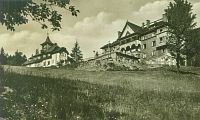 Chata Solárka a vlevo chata Ondřejník kterou postavil klub českých turistů v roce 1907.