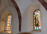 Nalevo gotické ornamenty, napravo kopie nejstarší dochované vitráže v Augsburgu