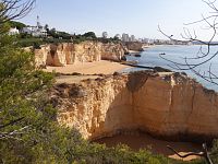 Pěšky po pobřeží Algarve, na paddleboardu do jeskyně Benagil (jižní Portugalsko)