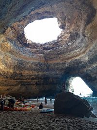 Uvnitř jeskyně