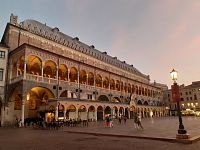 Palazzo della Ragione za soumraku