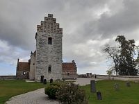 Højerup Gamle Kirke, pohled od vesnice