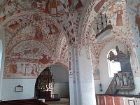 interiéry všech kostelů jsou bohatě zdobeny