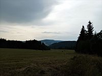 Suchý vrch (995 m n. m.) z luk nad Horní Orlicí.