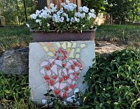 Skleněná mozaika pod křížem