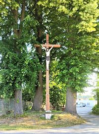 Dřevěný kříž na křižovatce