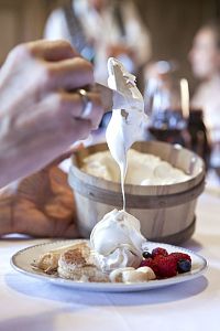 Fribourg, Double Cream and Meringues ©  La Gruyere Tourisme/Elise Heuberger