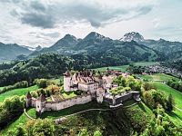 Gruyères/Gruyères Castle, La Gruyère, Mount Moléson and Fribourg Prealps in the background © Fribourg Region