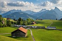 GoldenPass Express in the evening in Schönried, Bernese Oberland. / Gol © 2022 Swiss Travel Systems AG