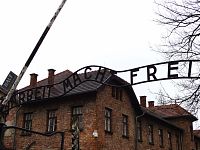 Auschwitz1: vtupní brána s nápisem "Arbeit macht frei"