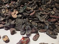 Vitrína s botami obětí
