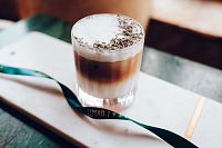 Ledové levandulové cappuccino